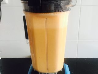 5、红枣枸杞小米糊#有个故事#,然后摁五谷开关键，开始打磨。完毕后就成了这样的颜色啦