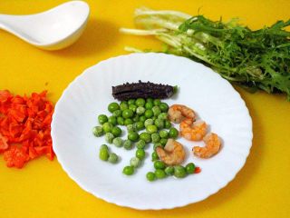 2、剩米饭也有春天(海鲜杂蔬粥),胡萝卜切丁或用模具刻花、苦苣摘洗干净、青豆提前化开、虾仁洗净煮熟