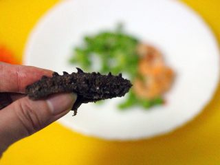3、剩米饭也有春天(海鲜杂蔬粥),海参的肚子用剪刀剪开、去掉多余的沙粒后洗净备用