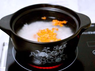 5、剩米饭也有春天(海鲜杂蔬粥),大火煮沸后