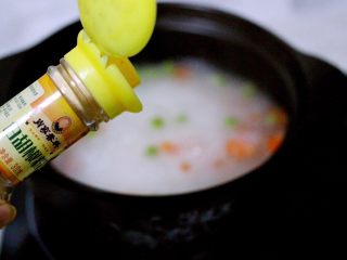 8、剩米饭也有春天(海鲜杂蔬粥),撒上胡椒粉