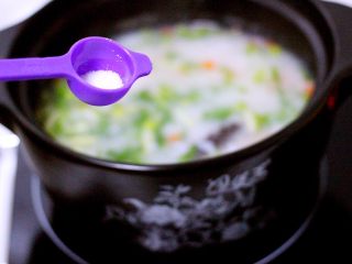 11、剩米饭也有春天(海鲜杂蔬粥),大火煮沸加入盐和鸡精调味