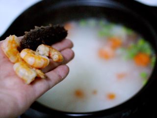 9、剩米饭也有春天(海鲜杂蔬粥),再放入煮熟的虾仁和洗净的海参