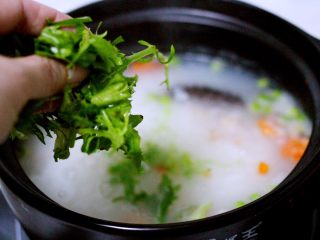 10、剩米饭也有春天(海鲜杂蔬粥),大火煮沸后加入切段的苦苣