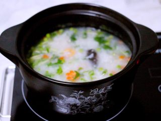 12、剩米饭也有春天(海鲜杂蔬粥),淋上芝麻油即可关火