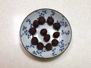 2、奶香豆沙饼,把红豆沙揉成小球备用