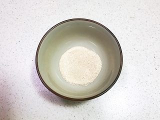 3、奶香豆沙饼,把3克酵母放入碗中