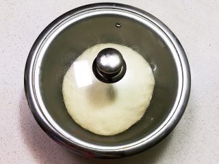 7、奶香豆沙饼,盖上盖子，发酵60分钟