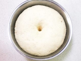 8、奶香豆沙饼,面发好了