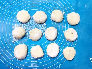 10、奶香豆沙饼,把面团分成12小块