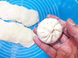 13、奶香豆沙饼,像包包子一样抱起来，收口捏严实，翻过来压扁