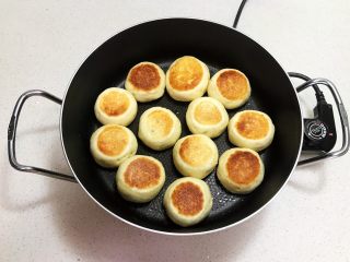 19、奶香豆沙饼,烙制一面金黄就翻面