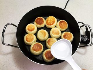 20、奶香豆沙饼,烙制两面金黄后加入2勺冷水