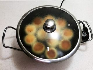 21、奶香豆沙饼,盖上锅盖，直到水收干