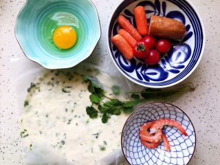 1、不一样的早餐手抓饼,首先我们准备好所有食材