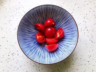 2、不一样的早餐手抓饼,小番茄洗净之后对半切开