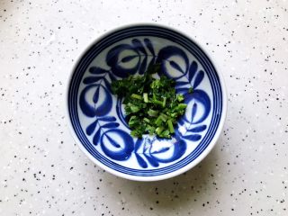 3、不一样的早餐手抓饼,香菜摘洗之后切碎