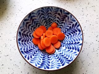 4、不一样的早餐手抓饼,手指胡萝卜洗净之后切成片