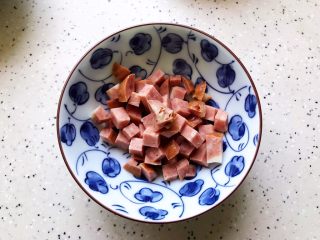 5、不一样的早餐手抓饼,哈红肠切成丁