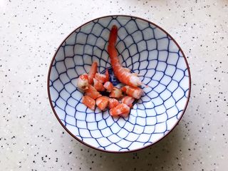 6、不一样的早餐手抓饼,熟虾留出一只，其他的切成丁