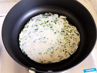 7、不一样的早餐手抓饼,平底锅不用入食用油，直接放入手抓饼