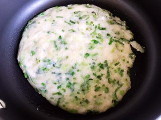 8、不一样的早餐手抓饼,小火煎至一面金黄