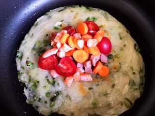 9、不一样的早餐手抓饼,将手抓饼翻个面，将哈红肠，熟虾，小番茄，手指胡萝卜放入，堆在中间位置（我的食材好像备的太多了，几乎放不下????所以我后来又做了一个????）