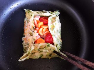 10、不一样的早餐手抓饼,用筷子辅助，将四边夹起来（如图所示）