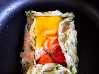 11、不一样的早餐手抓饼,磕入鸡蛋（如图所示）