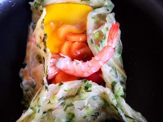 12、不一样的早餐手抓饼,放入剩余的那只熟虾