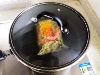 13、不一样的早餐手抓饼,盖上锅盖，小火焖至鸡蛋凝固