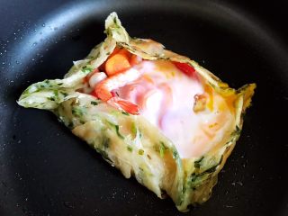 14、不一样的早餐手抓饼,这个样子就差不多了（根据你喜欢吃鸡蛋黄的熟度来调节时间）