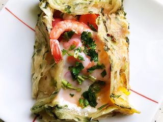 16、不一样的早餐手抓饼,撒上香菜，即可