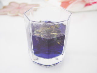 1、星空果冻,蝶豆花放入杯子中，冲入纯净水成为蓝色