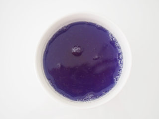 3、星空果冻,将其中一份中倒入200ml深色蝶豆花水，另一份中倒入200ml浅色蝶豆花水，放入微波炉加热1分钟至吉利丁粉全部融化