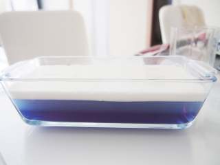 6、星空果冻,将6g吉利丁粉、15g细砂糖和150ml牛奶倒入容器中，放入微波炉加热1分钟至吉利丁粉全部融化，然后倒入模具放入冰箱冷藏至凝固