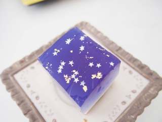 9、星空果冻,待果冻全部成型后，将模具倒扣，敷上热毛巾脱模，切成小块后撒上食用星星装饰即可