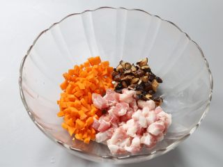 6、糯米蛋,香菇切丁，一起放好备用。