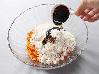 9、糯米蛋,加入老抽。