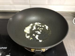3、老干妈鸡丁炒饭,起锅热油，下葱花炒香