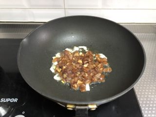 4、老干妈鸡丁炒饭,倒入鸡丁不停翻炒至变色