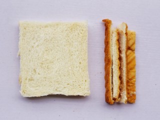 2、爆浆芝士火腿土司卷,土司去掉四边。