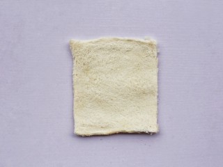 4、爆浆芝士火腿土司卷,土司擀薄片。