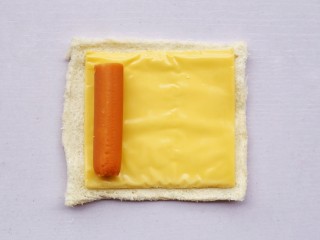 6、爆浆芝士火腿土司卷,放上火腿。