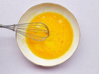 8、爆浆芝士火腿土司卷,鸡蛋打散。