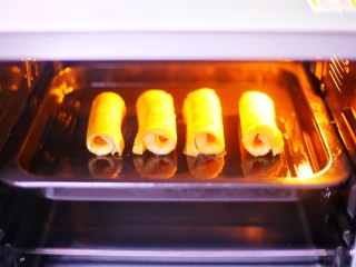 12、爆浆芝士火腿土司卷,出炉。