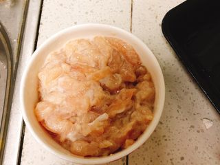 6、京酱鸡肉丝-可做早餐,加适量清水搅拌均匀，腌制20分钟。