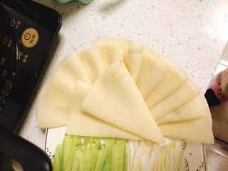 13、京酱鸡肉丝-可做早餐,春卷皮出锅后折好备用。