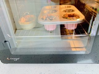 9、麦片酸奶水果杯,放入模具烘烤25分钟。