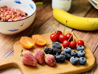 11、麦片酸奶水果杯,这个时候我们可以准备自己喜欢吃的水果。